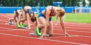 Sprinterinnen konzentrieren sich vor dem Start eines Rennens