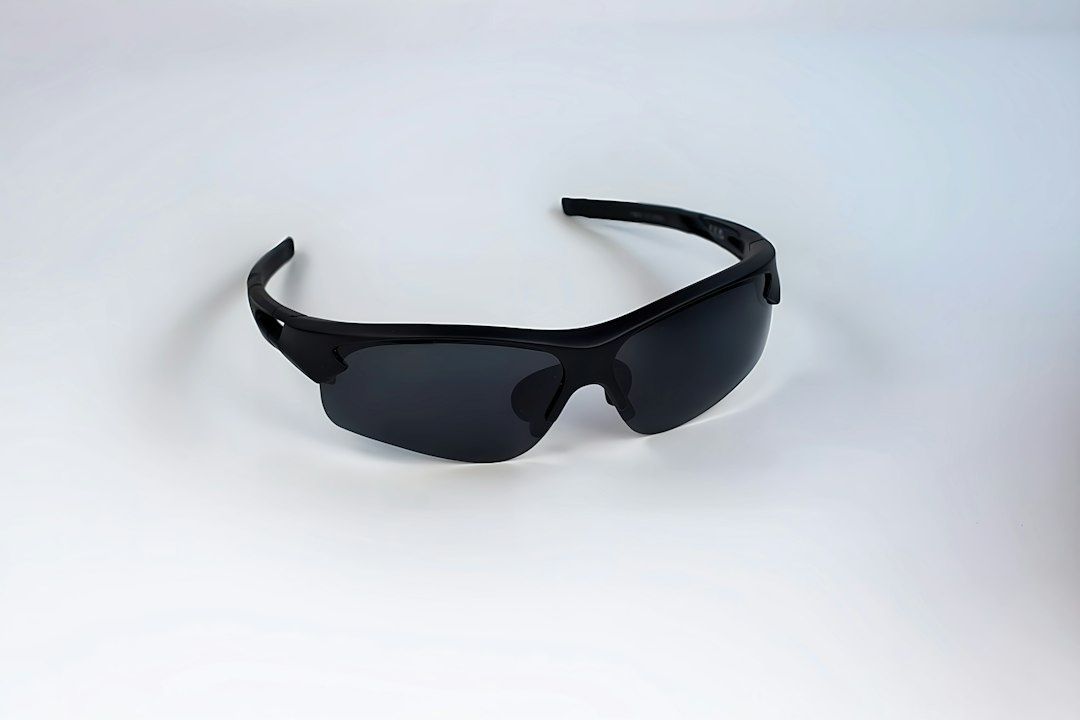 Schwarze Sportbrille mit getönten Gläsern auf weißem Hintergrund